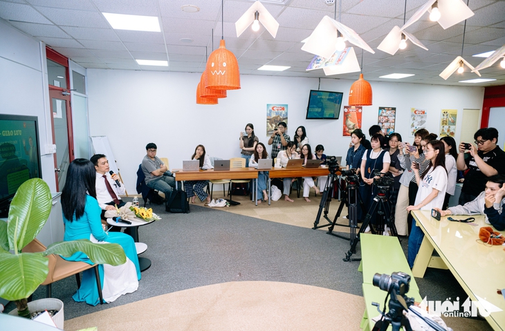 Học tại báo Tuổi Trẻ, sinh viên Văn Lang họp báo cùng nhà khoa học được vinh danh quốc tế - Ảnh 4. Nhà khoa học Việt được vinh danh Giải thưởng Sáng tạo châu Á giao lưu cùng sinh viên - Ảnh 4.