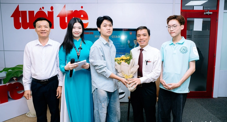 Học tại báo Tuổi Trẻ, sinh viên Văn Lang họp báo cùng nhà khoa học được vinh danh quốc tế - Ảnh 2. Nhà khoa học Việt được vinh danh Giải thưởng Sáng tạo châu Á giao lưu cùng sinh viên - Ảnh 2.