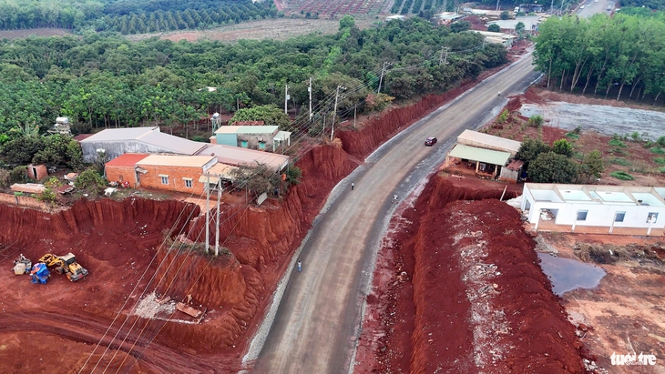 Tỉnh ủy Đồng Nai yêu cầu báo cáo vụ hạ cốt nền khiến nhà dân nằm cheo leo trên đồi - Ảnh 2.