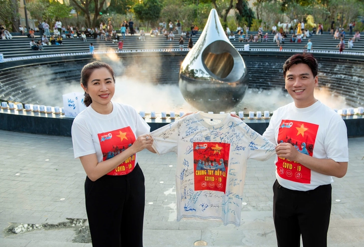 Nghệ sĩ TP.HCM mặc lại áo chống dịch sau 5 năm tưởng niệm đồng bào mất vì COVID-19 - Ảnh 8. COVID-19 - Ảnh 8.