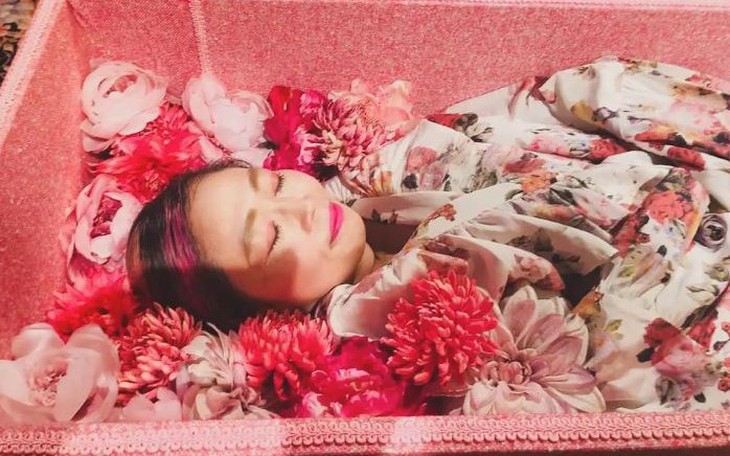 Khung hình gây sốt của 'ma cà rồng' 60 tuổi  - Ảnh 6.