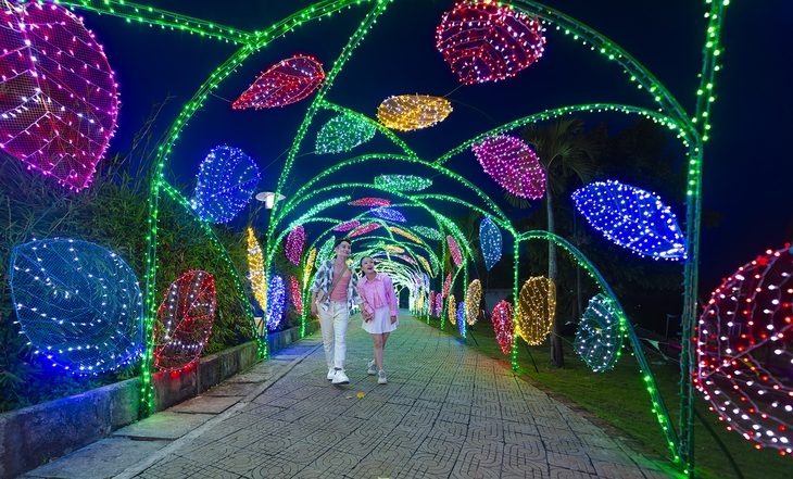 Hàng trăm drone cùng đèn lồng tạo hình rồng phượng khổng lồ trên bầu trời Hội An - Ảnh 2.