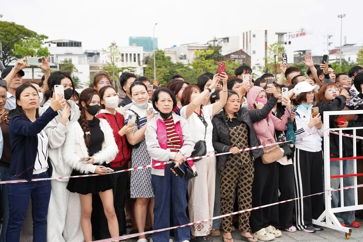 Hàng chục ngàn thanh niên Quân khu 5 qua cầu vinh quang, lên đường bảo vệ Tổ quốc - Ảnh 2.