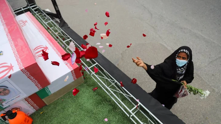 Hàng ngàn người Iran tham dự tang lễ 168 nữ sinh thiệt mạng sau vụ không kích trường học - Ảnh 10.