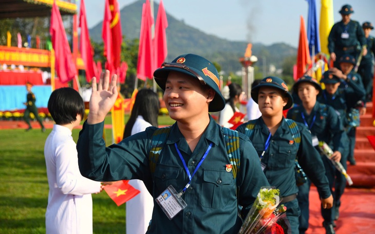 Cặp song sinh vào hải quân để rèn luyện - Ảnh 2.