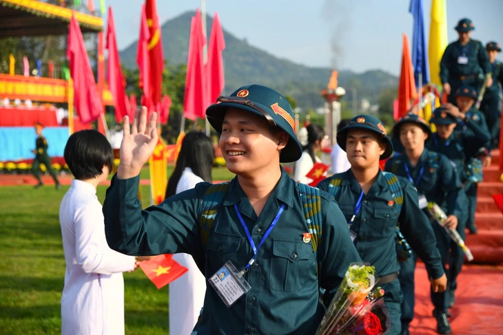 Hàng chục ngàn thanh niên Quân khu 5 qua cầu vinh quang, lên đường bảo vệ Tổ quốc - Ảnh 3.