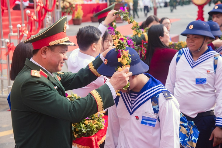 Hơn 5.200 thanh niên Đồng Nai lên đường thực hiện nghĩa vụ - Ảnh 4.