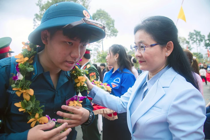 Hơn 5.200 thanh niên Đồng Nai lên đường thực hiện nghĩa vụ - Ảnh 5.