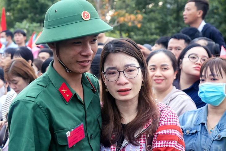 Hơn 5.200 thanh niên Đồng Nai lên đường thực hiện nghĩa vụ - Ảnh 6.