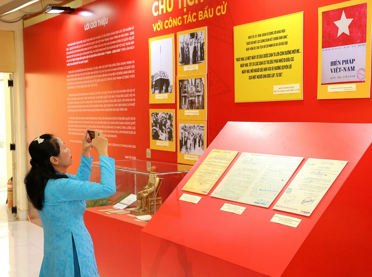 Cần Thơ trưng bày về bầu cử đại biểu Quốc hội và Hội đồng nhân dân các thời kỳ - Ảnh 2.