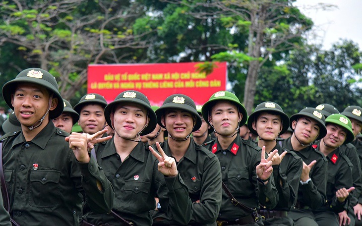 Nước mắt, cái ôm chặt và lời động viên “cố lên con nhé” trong ngày nhập ngũ - Ảnh 13.