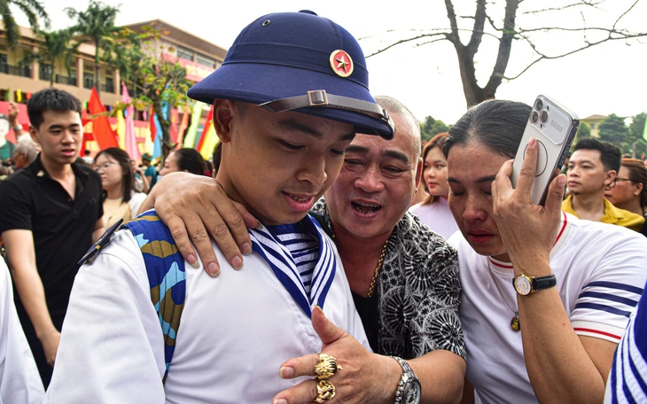 Chủ tịch Quốc hội, Bí thư Thành ủy cùng lãnh đạo TP.HCM tiễn hơn 9.000 thanh niên lên đường nhập ngũ - Ảnh 2.