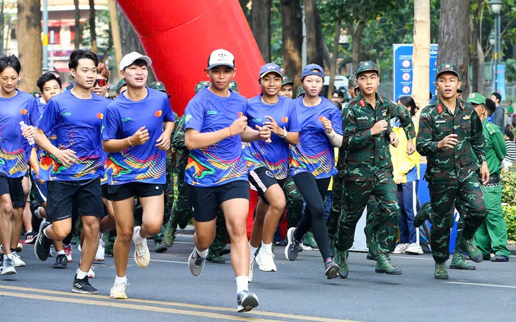 Gần 8.000 người chạy trên các cung đường đẹp nhất Đà Nẵng  - Ảnh 3.