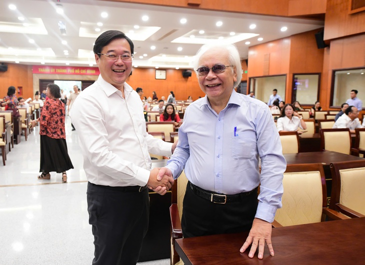 Lãnh đạo TP.HCM gặp gỡ, tuyên dương nhà báo, văn nghệ sĩ tiêu biểu đầu năm - Ảnh 2.