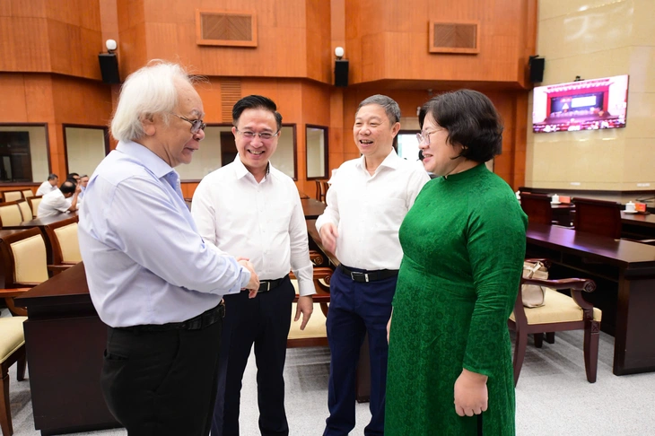 Lãnh đạo TP.HCM gặp gỡ, tuyên dương nhà báo, văn nghệ sĩ tiêu biểu đầu năm - Ảnh 3.