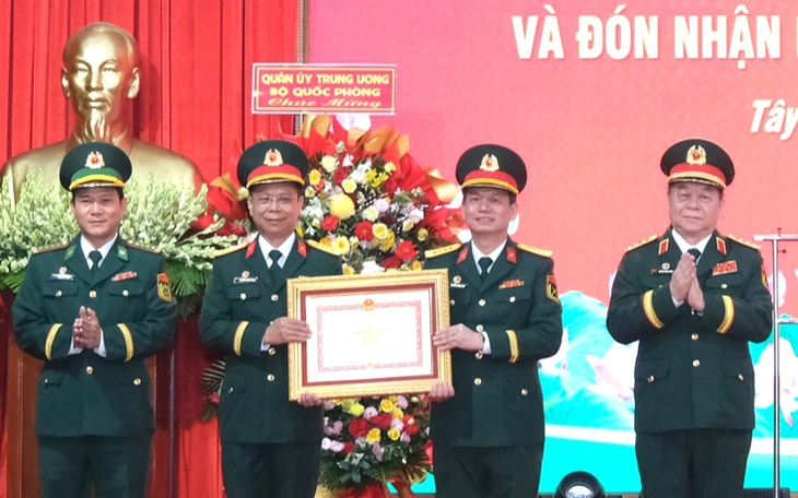 Biên phòng Tây Ninh xóa mù chữ, nuôi hàng ngàn học sinh biên giới   - Ảnh 4.