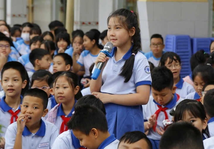 Tuyển sinh đầu cấp ở TP.HCM: Muốn con học trường tiên tiến khác nơi thường trú, đăng ký thế nào? - Ảnh 1.