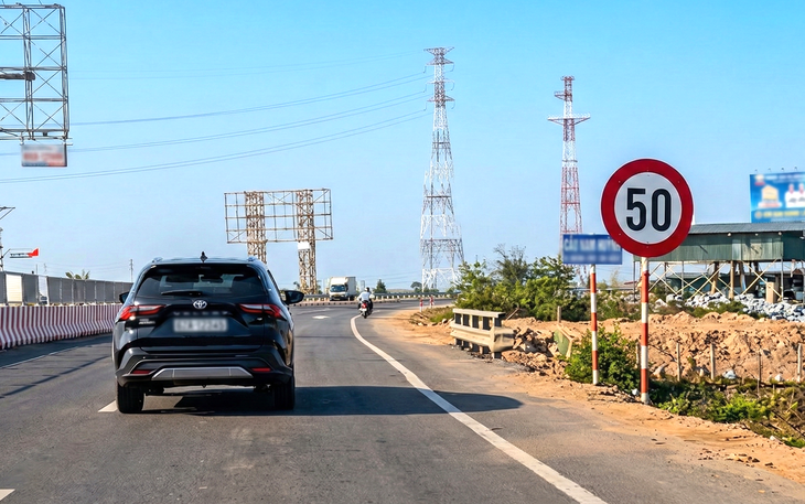 Tháo dỡ biển giới hạn tốc độ 50km/h trên cầu Gianh, cầu Quán Hàu sau phản ánh của Tuổi Trẻ Online - Ảnh 3.