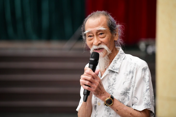 Lãnh đạo TP.HCM gặp gỡ, tuyên dương nhà báo, văn nghệ sĩ tiêu biểu đầu năm - Ảnh 6.