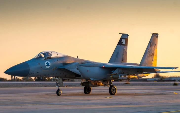 Khoảnh khắc máy bay ném bom Iran bay sang tận Qatar, cách căn cứ quân sự Mỹ chỉ 2 phút - Ảnh 3.