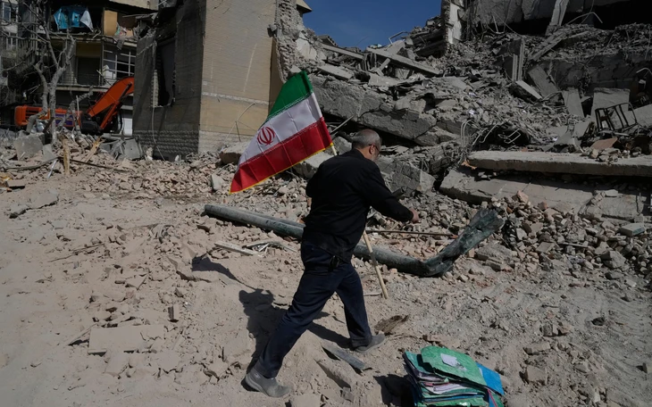 Iran tuyên bố đã tấn công tàu chở dầu Mỹ ở Vịnh Ba Tư - Ảnh 3.