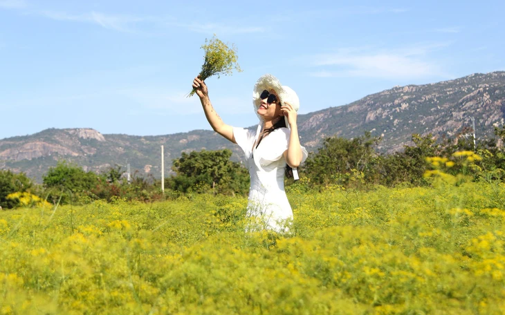 Nhiều bạn trẻ rủ nhau check-in “vườn hoa hiếm” ở miền Tây - Ảnh 2.