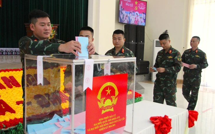 Bỏ phiếu bầu cử sớm ở hai đảo Hòn Khoai và Hòn Chuối ở Cà Mau - Ảnh 6.