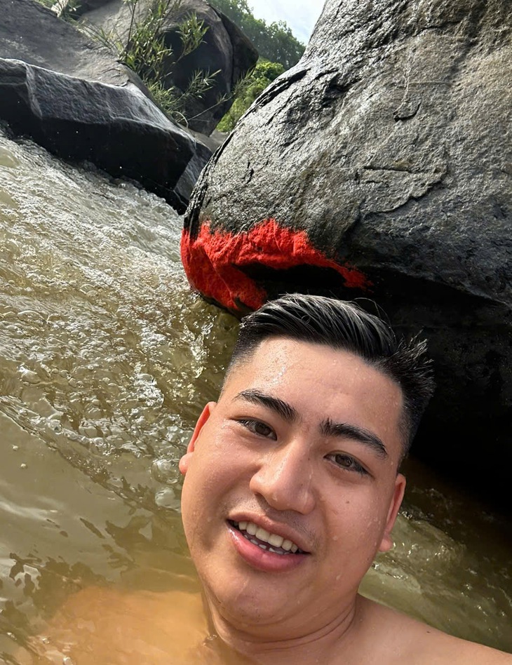 Độc lạ tảng đá nổi màu đỏ rực giống 'nở hoa' ở Đà Nẵng - Ảnh 6.