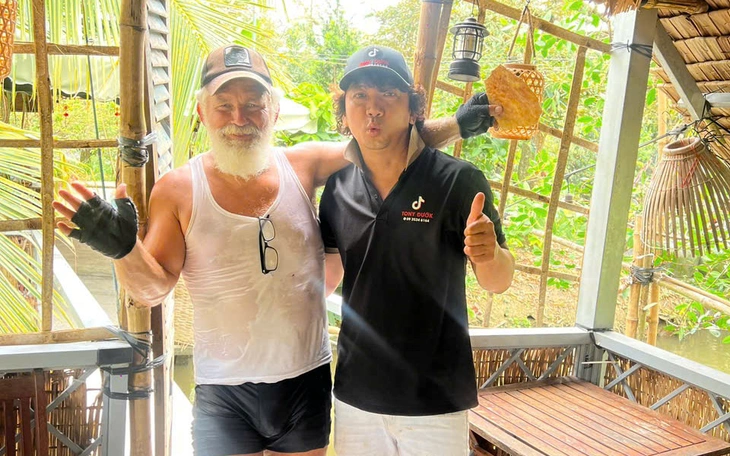 Quên đóng cửa sổ 3 năm, căn hộ biến thành... tổ chim bồ câu - Ảnh 2.