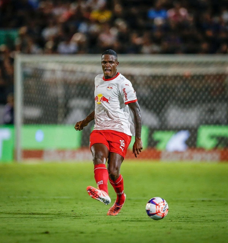 Cầu thủ Brazil bị cấm 12 trận vì phân biệt giới tính với nữ trọng tài - Ảnh 1.