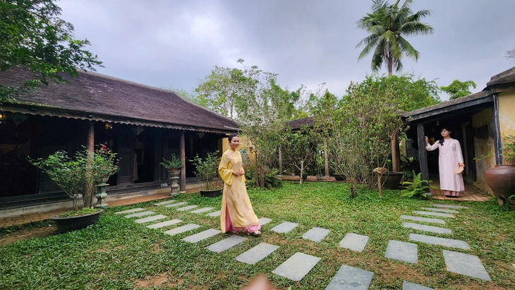 Giáo sư triết học phục hưng áo dài Việt - Ảnh 2. áo dài - Ảnh 2.