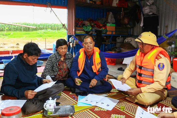 Đưa thông tin bầu cử đến với cử tri vùng sông nước ở Hà Nội - Ảnh 11.