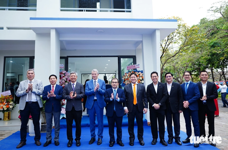 Sinh viên Bách khoa Đà Nẵng học robot trong ‘nhà máy thông minh’ tại giảng đường - Ảnh 2.