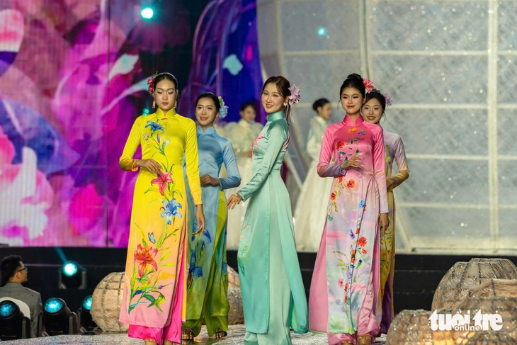 Hàng trăm tà áo dài thắp sáng đường đi bộ Nguyễn Huệ đêm khai mạc Lễ hội Áo dài 2026 - Ảnh 3.