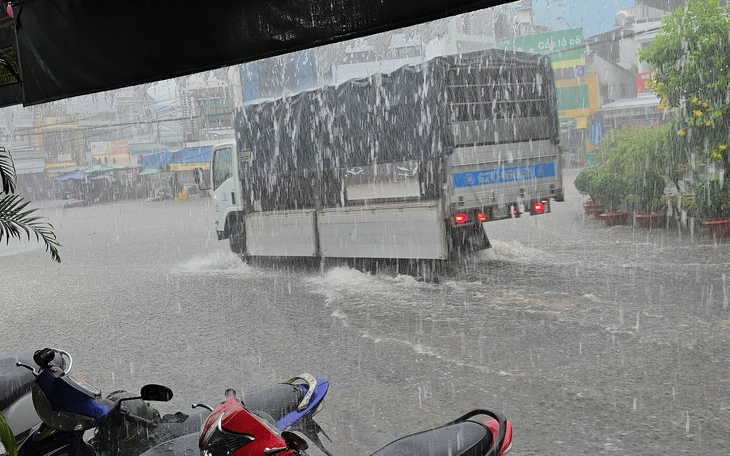 Giữa mùa khô Nam Bộ mưa trái mùa như trút, tháng 3 còn mưa không? - Ảnh 2.