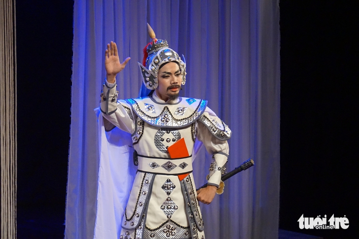 Đoàn nghệ thuật cải lương Vàm Cỏ ra Bắc, đêm nào cũng kín rạp, kín sân - Ảnh 4.