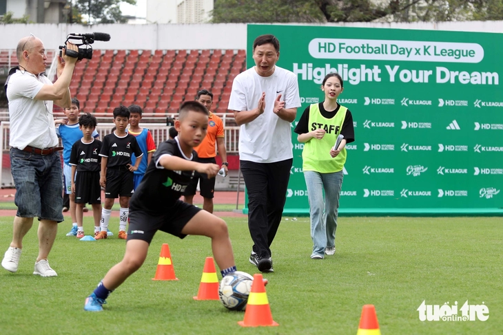 HLV Kim Sang Sik làm 'náo động' sân Thống Nhất - Ảnh 2.