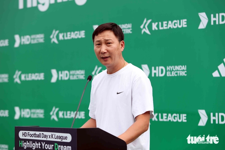 HLV Kim Sang Sik làm 'náo động' sân Thống Nhất - Ảnh 3.