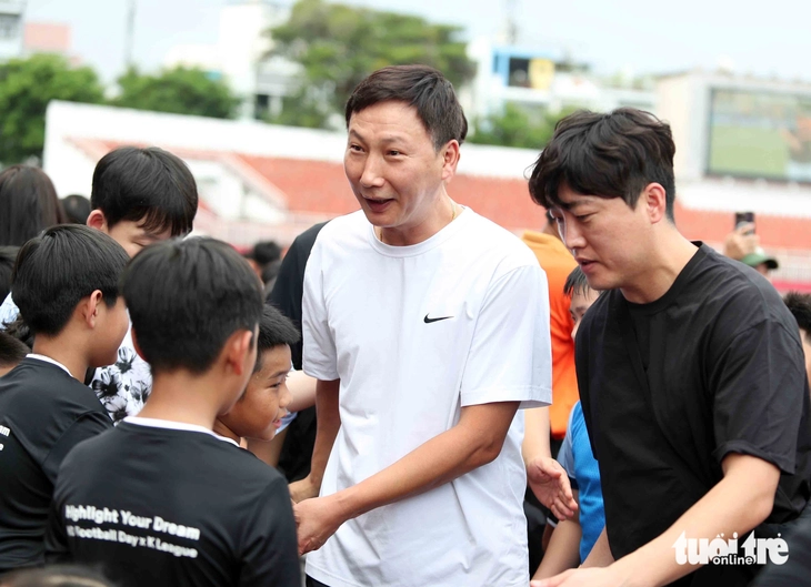 HLV Kim Sang Sik làm 'náo động' sân Thống Nhất - Ảnh 6.