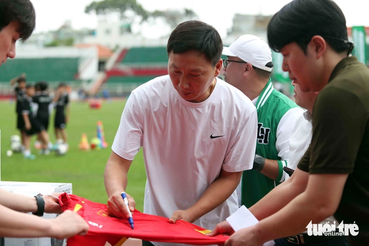 HLV Kim Sang Sik làm 'náo động' sân Thống Nhất - Ảnh 7.