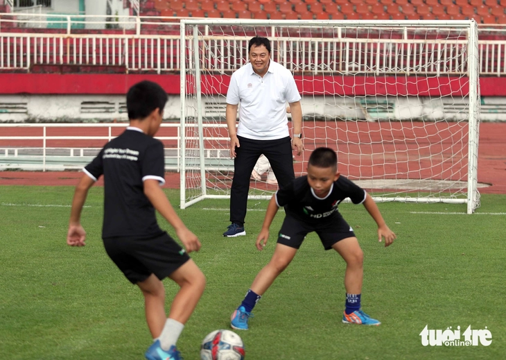 HLV Kim Sang Sik làm 'náo động' sân Thống Nhất - Ảnh 8.