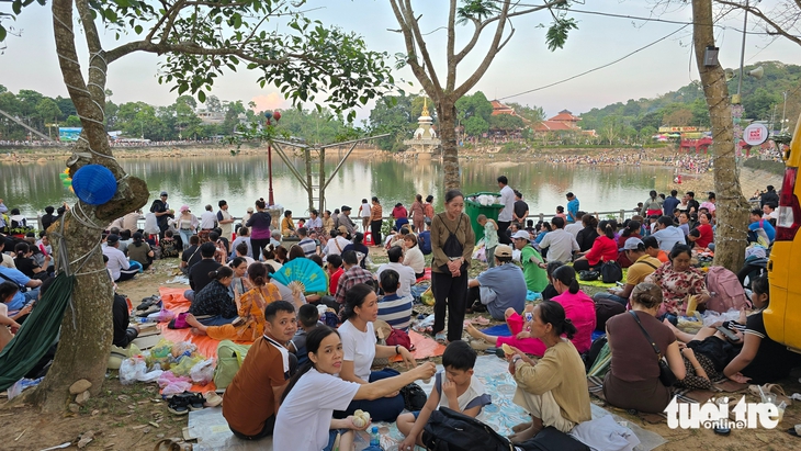 Hơn 20.000 người dự Lễ hội hoa đăng Thiên Cấm Sơn trong đêm - Ảnh 3.