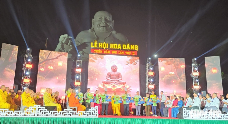 Hơn 20.000 người dự Lễ hội hoa đăng Thiên Cấm Sơn trong đêm - Ảnh 6.