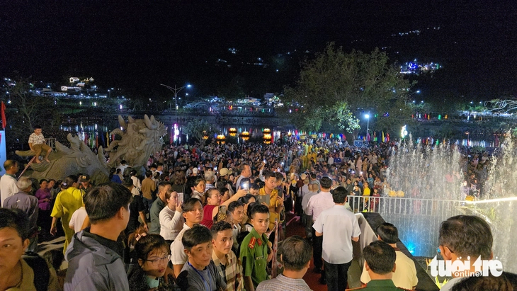 Hơn 20.000 người dự Lễ hội hoa đăng Thiên Cấm Sơn trong đêm - Ảnh 5.