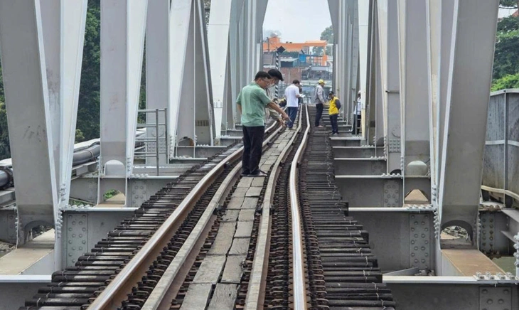 Sửa chữa khẩn cấp để khôi phục chạy tàu qua cầu Ghềnh - Ảnh 3.