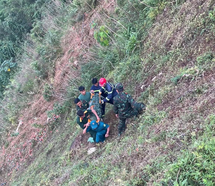 Xe tải lao xuống vực sâu 200m, hơn 2 giờ mới đưa được thi thể nạn nhân lên - Ảnh 5.