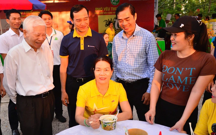 Công nhân, người lao động Bàu Bàng mê tít phở, tranh thủ ăn trước khi vào ca - Ảnh 16.