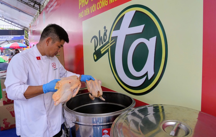 'Phở yêu thương' phục vụ 10.000 tô phở ngày 7 và 8-3 tại xã Bàu Bàng - Ảnh 5.