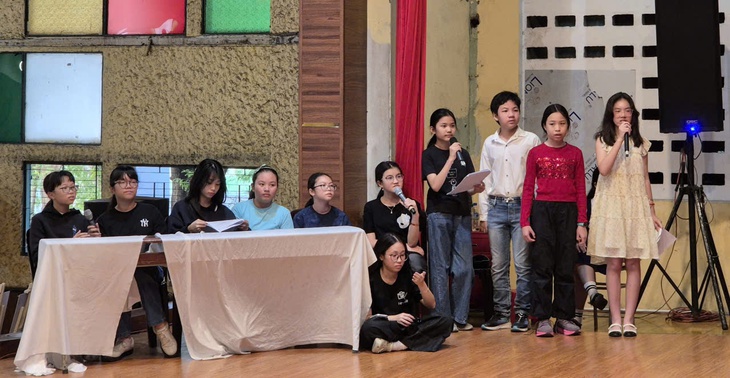 Học sinh Trần Đại Nghĩa hóa trang nhân vật phim, lồng tiếng bằng nhiều ngôn ngữ - Ảnh 3.