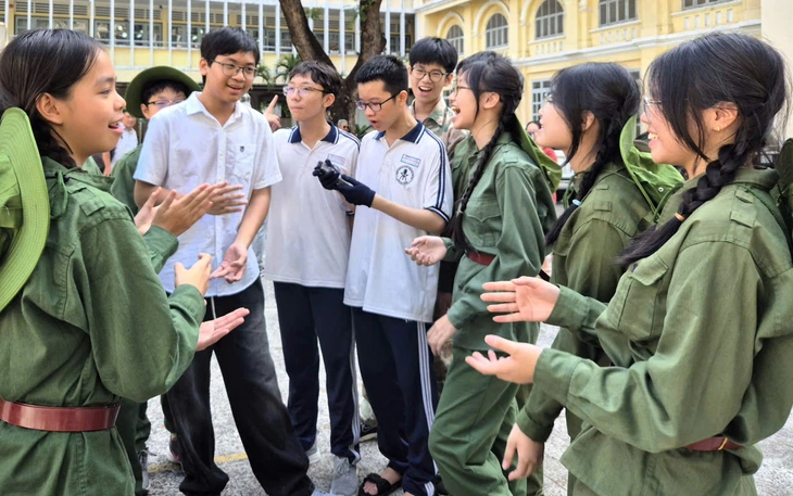 Học sinh Trần Đại Nghĩa hóa trang nhân vật phim, lồng tiếng bằng nhiều ngôn ngữ - Ảnh 4.